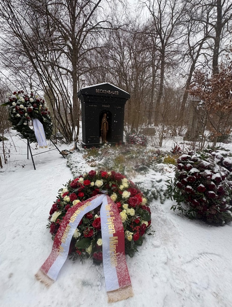 乐鱼app-乐鱼(官方)体育官方网站-LEYU SPORT-图片报：在贝肯鲍尔逝世两周年之际，拜仁为他的墓地献上新花圈